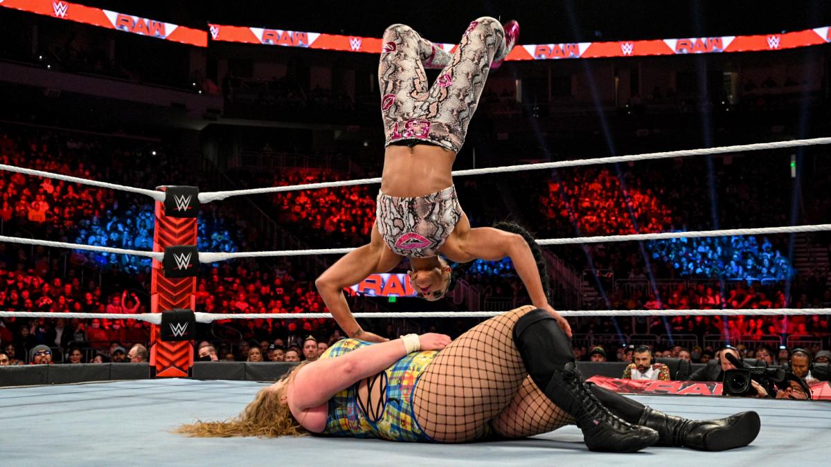 Raw 12. Liv Morgan vs Bianca Belair. Лив Морган feet. Rhea doudrop Morgan Bliss. Лив Морган и Бьянка Белэр против НАТЛЬИ И кармеллы.